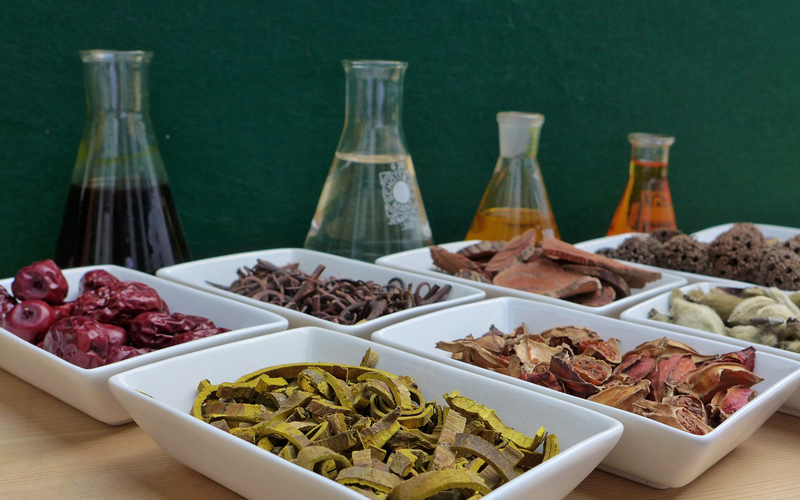 Tinkturen von Kräutern